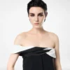 Asymmetrisches Abendkleid aus drapiertem Kreppsatin Asymmetrisches Abendkleid aus drapiertem Kreppsatin