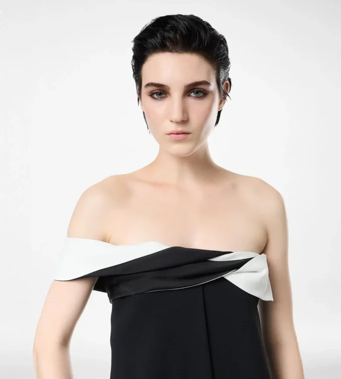 Asymmetrisches Abendkleid aus drapiertem Kreppsatin Asymmetrisches Abendkleid aus drapiertem Kreppsatin