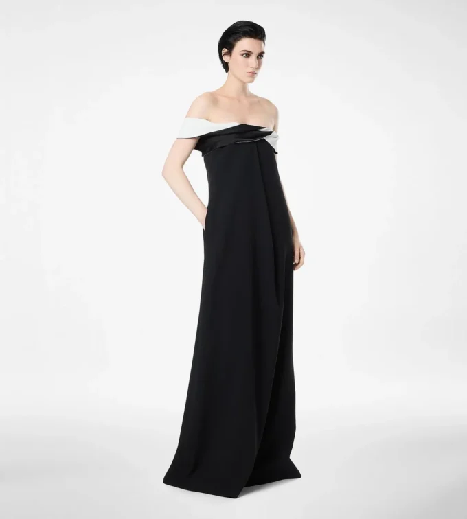 Asymmetrisches Abendkleid aus drapiertem Kreppsatin Asymmetrisches Abendkleid aus drapiertem Kreppsatin