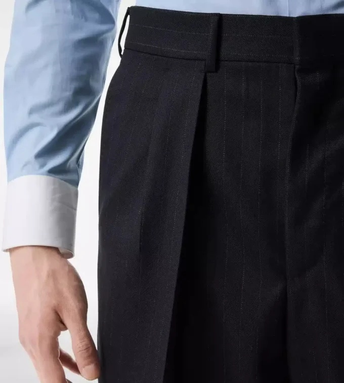 Dezente Nadelstreifen-Hose mit doppelten Falten Dezente Nadelstreifen-Hose mit doppelten Falten