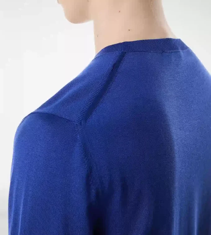 Fließendes Seiden-Shirt mit Rundhalsausschnitt Fließendes Seiden-Shirt mit Rundhalsausschnitt