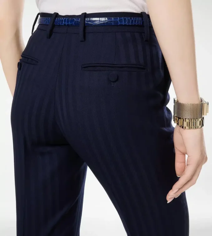 Gerade geschnittene Hose aus reiner Wolle mit farblich abgestimmten Streifen Gerade geschnittene Hose aus reiner Wolle mit farblich abgestimmten Streifen