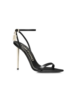 Glänzende Leder-Sandalen mit spitzen Zehen und Vorhängeschloss-Verzierung