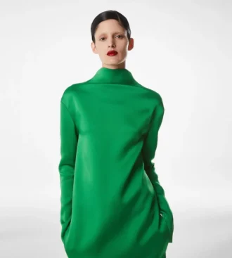 Glänzendes Abendkleid aus Krepp mit Stehkragen