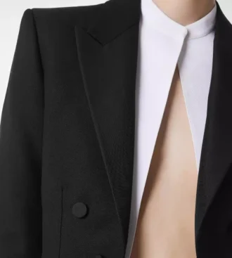 Kurze Smokingjacke aus Woll-Seiden-Mischung mit doppelter Knopfleiste Kurze Smokingjacke aus Woll-Seiden-Mischung mit doppelter Knopfleiste