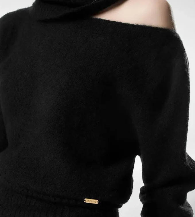 Langärmeliger Strickpullover mit U-Boot-Ausschnitt und Tom Ford-Metallplakette Langärmeliger Strickpullover mit U-Boot-Ausschnitt und Tom Ford-Metallplakette