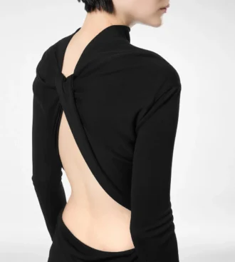 Langärmeliges asymmetrisches Abendkleid mit gedrehtem Rücken