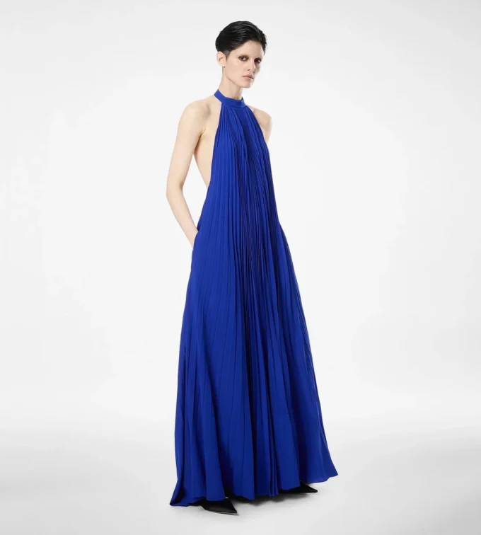 Seiden-Halterneck-Abendkleid mit Sunray-Plissee Seiden-Halterneck-Abendkleid mit Sunray-Plissee