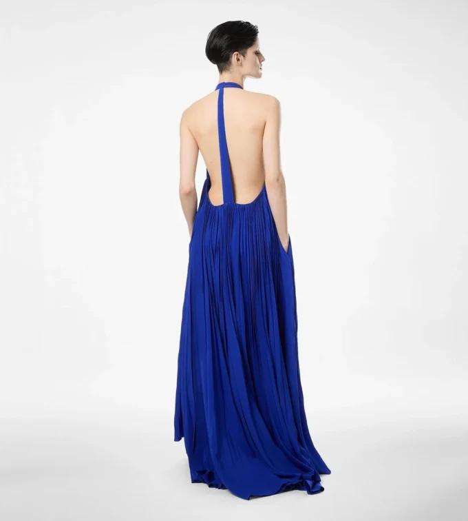 Seiden-Halterneck-Abendkleid mit Sunray-Plissee Seiden-Halterneck-Abendkleid mit Sunray-Plissee