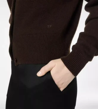 Weiche Kaschmir-Strickjacke mit offenem Kragen und verkürzter Passform Weiche Kaschmir-Strickjacke mit offenem Kragen und verkürzter Passform